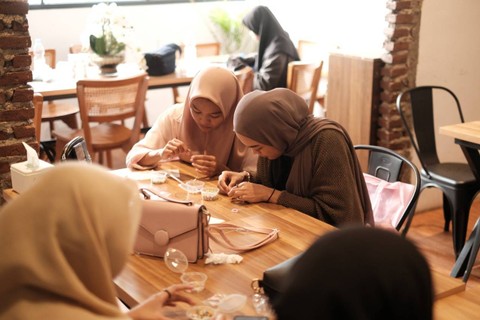 Relawan Srikandi Ganjar Sulsel menggelar workshop dengan tema Make Your Own Accesories With HoraCraft di Sei Timor, Kota Makassar, Jumat (13/1/2023). Foto: Dok. Istimewa