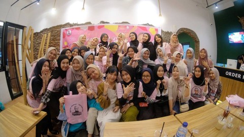 Relawan Srikandi Ganjar Sulsel menggelar workshop dengan tema Make Your Own Accesories With HoraCraft di Sei Timor, Kota Makassar, Jumat (13/1/2023). Foto: Dok. Istimewa