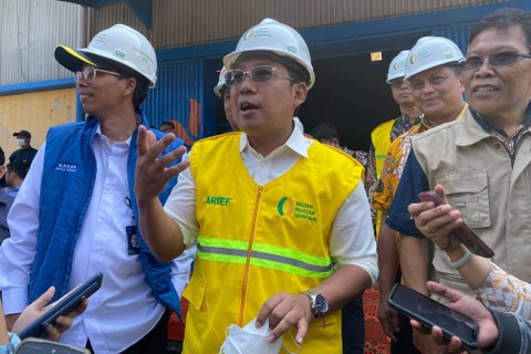 Kepala Pangan Nasional (Bapanas) Arief Presetyo (tengah) saat mengecek stok pangan beras di Gudang Bulog, Kelapa Gading, Jakarta, Jumat (13/1/2023). Foto: Alfadillah/kumparan