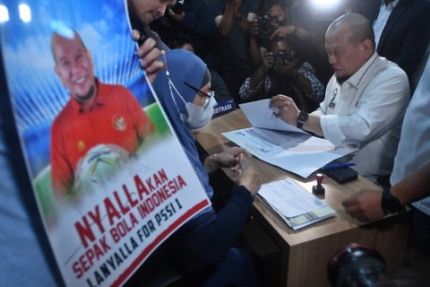 Ketua DPD RI La Nyalla Mattalitti (kanan) menyerahkan form dan berkas pendaftaran calon Ketua Umum PSSI periode 2023-2027 di Kantor PSSI, GBK Arena, Senayan, Jakarta, Jumat (13/1/2023). Foto: Aditya Pradana Putra/ANTARA FOTO
