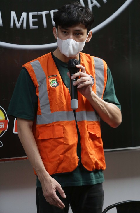 Tersangka Revaldo saat dihadirkan rilis narkoba di Polda Metro Jaya, Jakarta, Jumat, (13/1/2023). Foto: Dok. Agus Apriyanto