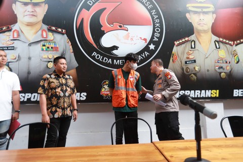 Tersangka kasus penyalahgunaan narkotika jenis sabu dan ganja, artis Revaldo Fifaldi Suria Permana dihadirkan pada konferensi pers di Polda Metro Jaya, Jakarta, Jumat (13/1/2023). Foto: Jamal Ramadhan/kumparan