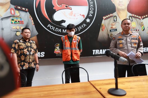 Tersangka kasus penyalahgunaan narkotika jenis sabu dan ganja, artis Revaldo Fifaldi Suria Permana dihadirkan pada konferensi pers di Polda Metro Jaya, Jakarta, Jumat (13/1/2023). Foto: Jamal Ramadhan/kumparan