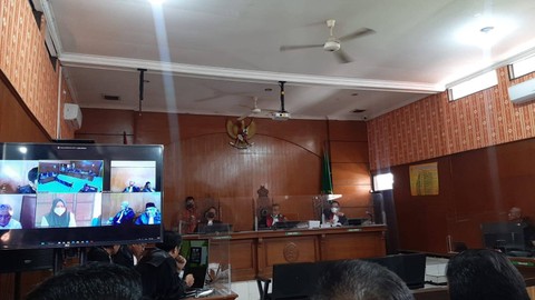 Suasana sidang kasus dugaan penipuan SPBU dengan terdakwa Mantan Ketua DPRD Jabar, Irfan Suryanagara, di PN Bale Bandung. Foto: Rachmadi Rasyad/kumparan