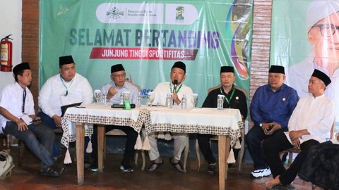 Wakil Bendahara PBNU, H. Fahmi Akbar Idris (keempat dari kanan), saat jumpa pers, Jumat (13/01/2023). FOTO: Agung Santoso