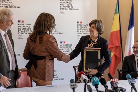 Menteri Luar Negeri dan Eropa Prancis, Catherine Colonna (kanan) dan Semerita Sewasew, saat penandatanganan antara pemerintah Ethiopia dan Prancis di Kedutaan Besar Prancis di Addis Ababa, Ethiopia, pada Jumat (13/1/2023). Foto: Amanuel Sileshi/AFP