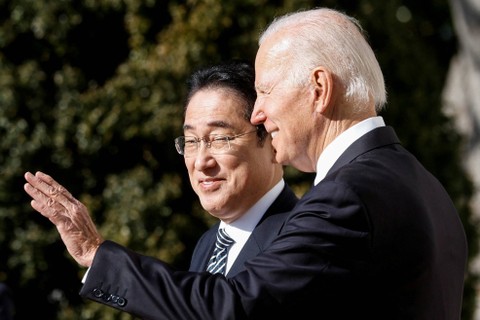 Presiden AS Joe Biden menyambut Perdana Menteri Jepang Fumio Kishida di South Lawn di Gedung Putih di Washington, AS, Jumat (13/1/2023). Foto: Jonathan Ernst/REUTERS