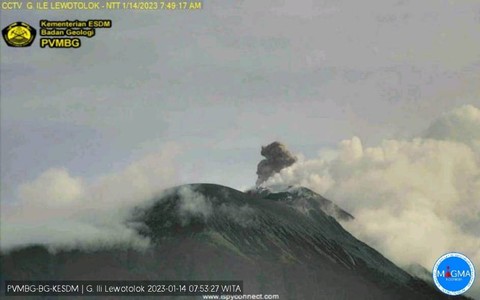 Keterangan foto: Gunung Ile Lewotolok kembali erupsi pada Sabut (14/1/2023). (Istimewa)