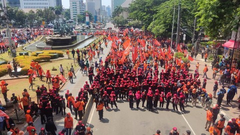 Massa buruh demo tolak Perppu Cipta Kerja tiba di kawasan Patung Kuda, Jakarta Pusat, Sabtu (14/1). Foto: Jonathan Devin/kumparan