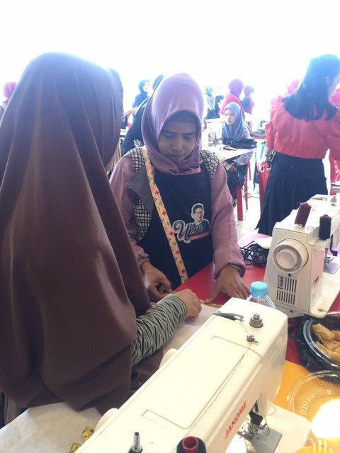 Relawan Sahabat Sandi menggelar workshop pengolahan kain perca di Sentral UMKM New Makassar Mall Lantai 2, Sulawesi Selatan, Jumat (13/1/2023). Foto: Dok. Istimewa