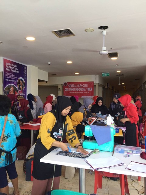Relawan Sahabat Sandi menggelar workshop pengolahan kain perca di Sentral UMKM New Makassar Mall Lantai 2, Sulawesi Selatan, Jumat (13/1/2023). Foto: Dok. Istimewa
