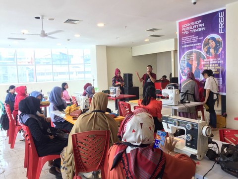Relawan Sahabat Sandi menggelar workshop pengolahan kain perca di Sentral UMKM New Makassar Mall Lantai 2, Sulawesi Selatan, Jumat (13/1/2023). Foto: Dok. Istimewa