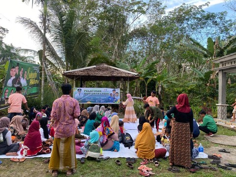 Relawan Mak Ganjar menggelar pelatihan budidaya cabai di Desa Kubu Padi, Kecamatan Kauala Mandor, Kubu Raya, Kalbar. Foto: Dok. Istimewa