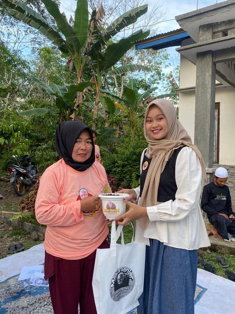 Relawan Mak Ganjar menggelar pelatihan budidaya cabai di Desa Kubu Padi, Kecamatan Kauala Mandor, Kubu Raya, Kalbar. Foto: Dok. Istimewa