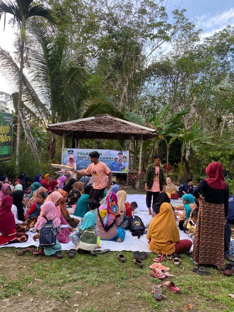 Relawan Mak Ganjar menggelar pelatihan budidaya cabai di Desa Kubu Padi, Kecamatan Kauala Mandor, Kubu Raya, Kalbar. Foto: Dok. Istimewa