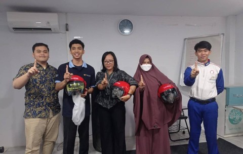 Instruktur Safety Riding Foto Bersama Juara 1,2,3 dalam pembagian Hadiah Helm. Foto: Dok. Astra Motor Kalbar