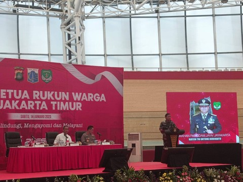 Penjabat Gubernur DKI Jakarta Heru Budi Hartono bersama Kapolda Metro Jaya Irjan Fadil Imran dan Pangdam Jaya Mayjen Untung Budiharto di acara temu Ketua RW se Jakarta Timur di Velodrome. Foto: Andika Ramadhan/kumparan