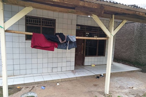 Kondisi rumah satu keluarga keracunan di Bekasi. Dok: Thomas Bosco/kumparan.