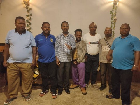 Anggota DPRD Kabupaten Tambrauw dan juga beberapa Kepala kampung yang ada di Kabupaten Tambrauw sangat mendukung Harjito dipilih sebagai Plt Kepala BPKAD Papua Barat Daya, foto: Yanti/BalleoNEWS