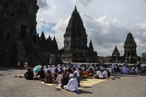 Umat Hindu mengikuti sembahyang Hari Raya Kuningan di Kompleks Candi Prambanan, Sleman, DI Yogyakarta, Sabtu (14/1/2023). Foto: Hendra Nurdiyansyah/ANTARA FOTO