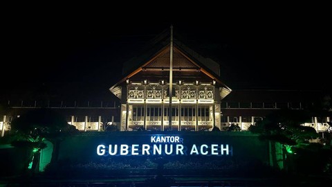 Kantor Gubernur Aceh difoto malam hari. Foto: Dok. acehkini