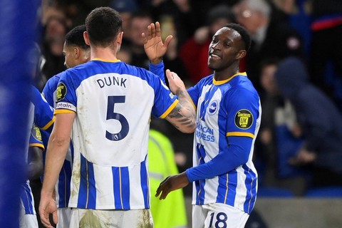 Pemain  Brighton & Hove Albion Danny Welbeck merayakan gol ketiga mereka saat lawan Liverpool di Stadion Komunitas American Express, Brighton, Inggris, Sabtu (14/1/2023). Foto: Toby Melville/REUTERS