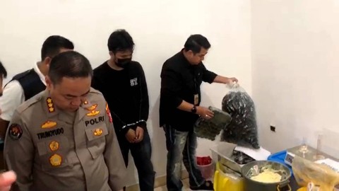 Polisi geledah pabrik sabu di salah satu perumahan elite di Kembangan, Jakarta Barat. Foto: Dok. Istimewa
