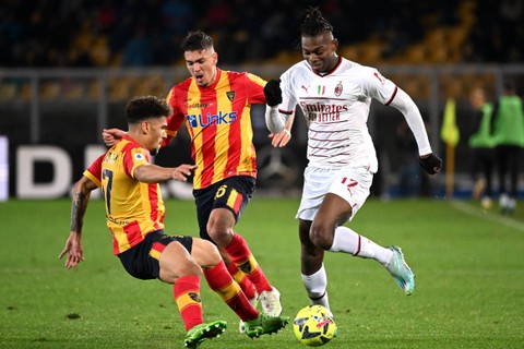Pemain Lecce Joan Gonzalez dan Valentin Gendrey beraksi bersama pemain AC Milan Rafael Leao di Stadio Via del mare, Lecce, Italia, Sabtu (14/1/2023). Foto: Alberto Lingria/REUTERS
