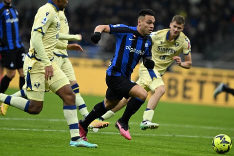 Pemain Inter Milan Argentina Lautaro Martinez beraksi selama pertandingan sepak bola Serie A Italia melawan Hellas Verona di stadion San Siro di Milan, Italia, Sabtu (14/1/2023). Foto: Miguel Medina/AFP