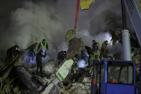 Tim penyelamat bekerja di sebuah gedung apartemen yang rusak berat akibat serangan rudal Rusia, di Dnipro, Ukraina, Sabtu (14/1/2023). Foto: Mykola Synelnykov/REUTERS