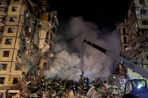 Tim penyelamat bekerja di sebuah gedung apartemen yang rusak berat akibat serangan rudal Rusia, di Dnipro, Ukraina, Sabtu (14/1/2023). Foto: Yevhen Titov/Reuters