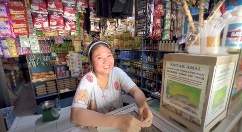 Eka (18) penjaga Warung Madura. Foto:  Retyan Sekar Nurani/kumparan