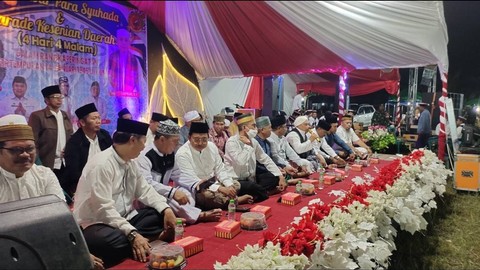 Sejumlah ulama, tokoh masyarakat, pejabat pemerintahan di Kecamatan Kumai turut mengikuti acara haul akbar ini. Foto: Lukman Hakim/InfoPBUN