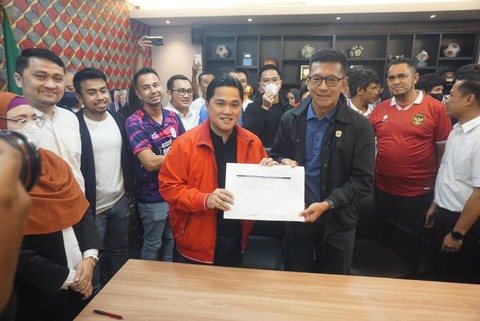 Erick Thohir mendaftarkan diri sebagai Ketum PSSI berikutnya di Kantor PSSI, Senayan, Jakarta pada Minggu (15/1/2023). Foto: Iqbal Firdaus/kumparan