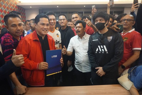 Erick Thohir mendaftarkan diri sebagai Ketum PSSI berikutnya di Kantor PSSI, Senayan, Jakarta pada Minggu (15/1/2023). Foto: Iqbal Firdaus/kumparan
