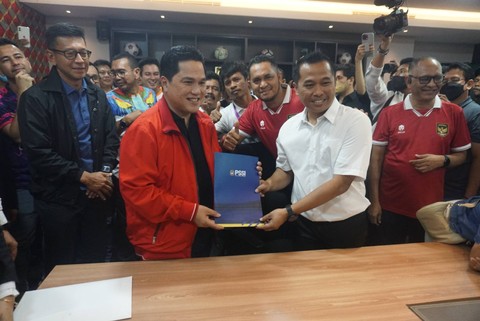 Erick Thohir mendaftarkan diri sebagai Ketum PSSI berikutnya di Kantor PSSI, Senayan, Jakarta pada Minggu (15/1/2023). Foto: Iqbal Firdaus/kumparan
