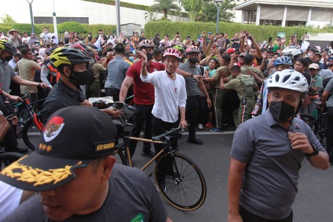 Presiden Joko Widodo bersepeda dan menyapa warga saat Car Free Day (CFD) di kawasan Bundaran HI, Jakarta, Minggu (15/1/2023). Foto: Reno Esnir/Antara Foto
