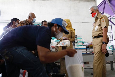 Gubernur Jateng Ganjar Pranowo saat mengecek persediaan beras di Gedung Dikjur, Kota Semarang pada Sabtu (14/1/2023). Foto: Dok. Istimewa