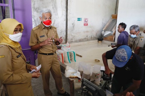 Gubernur Jateng Ganjar Pranowo saat mengecek persediaan beras di Gedung Dikjur, Kota Semarang pada Sabtu (14/1/2023). Foto: Dok. Istimewa