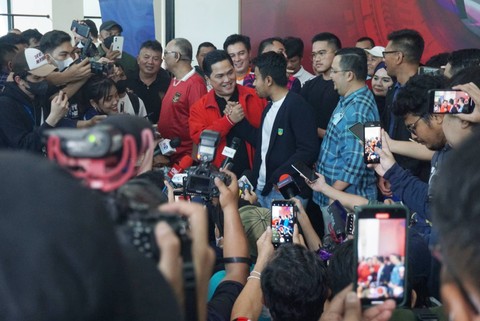 Erick Thohir menggelar konfrensi pers usai mendaftarkan diri sebagai Ketum PSSI berikutnya di Kantor PSSI, Senayan, Jakarta pada Minggu (15/1/2023). Foto: Iqbal Firdaus/kumparan