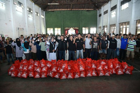 Relawan Ganjar gandeng Komunitas Seniman Lukis untuk unjuk kreativitas di Kecamatan Plumbon, Kabupaten Cirebon, Jawa Barat, pada Sabtu (14/1/2023). Foto: Dok. Istimewa