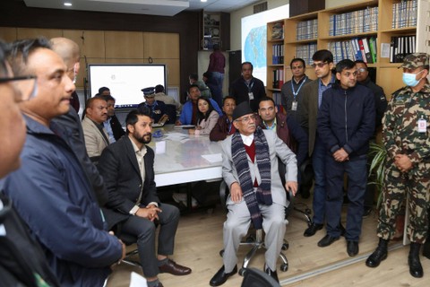 Perdana Menteri Nepal Pushpa Kamal Dahal, juga dikenal sebagai Prachanda, menonton siaran televisi langsung setelah sebuah pesawat yang membawa 72 orang jatuh di Pokhara di Nepal barat, Minggu (15/1/2023).  Foto: Pradeep Raj Onta/Handout Sekretaris PM Via REUTERS