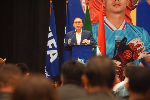 Ketua Umum PSSI, Iwan Bule memberikan sambutan di Kongres Biasa PSSI, Senayan, Jakarta pada Minggu (15/1/2023). Foto: Iqbal Firdaus/kumparan