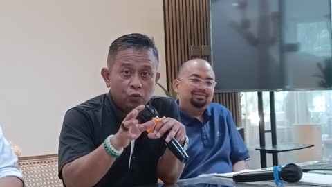 Kuasa hukum Wilmar dari Kantor Assegaf, Hamzah & Partners (AHP), HMBC Rikrik Rizkiyana dan Farid Nasution di Rumah Wijaya, Minggu (15/1/2023). Foto: Ghinaa Rahmatika/kumparan