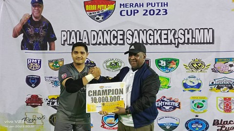 Penyerahan hadiah uang pembinaan kepada Tim Tentacle Kota Sorong juara 1 lomba futsal, foto: Yanti/BalleoNEWS