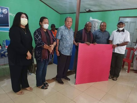 Penjabat Sekda Papua Barat Dance Sangkek menyerahkan bantuan peralatan taekwondo kepada Glory Taekwondo Club Sorong, foto: Yanti/BalleoNEWS