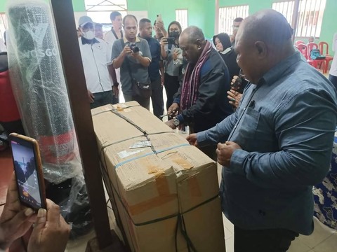 Penjabat Sekda Papua Barat Dance Sangkek menyerahkan bantuan peralatan taekwondo kepada Glory Taekwondo Club Sorong, Sabtu (14/1/2023), foto: Yanti/BalleoNEWS