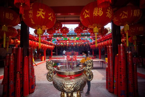 Seorang petugas menyiapkan perlengkapan sembahyang di Vihara Budhi Bhakti, Batam, Kepulauan Riau, Minggu (15/1/2023). Foto: Teguh Prihatna/ANTARA FOTO