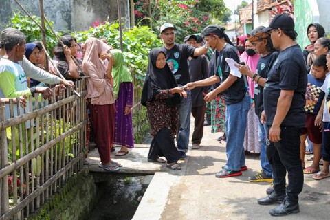 Kowarteg pendukung Ganjar membagikan paket sembako untuk warga di Cirebon, Jawa Barat. Foto: Dok. Istimewa