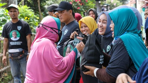 Kowarteg pendukung Ganjar membagikan paket sembako untuk warga di Cirebon, Jawa Barat. Foto: Dok. Istimewa